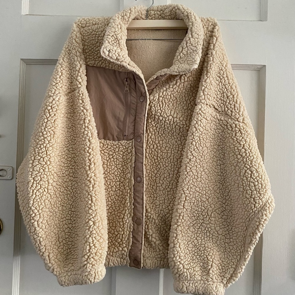 PacSun Women's Oversized Sherpa Jacket with Front/Side Pockets - Cream (Small)
